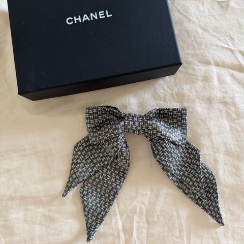Chanel 25S 超美灰色logo雙面絲巾髮夾