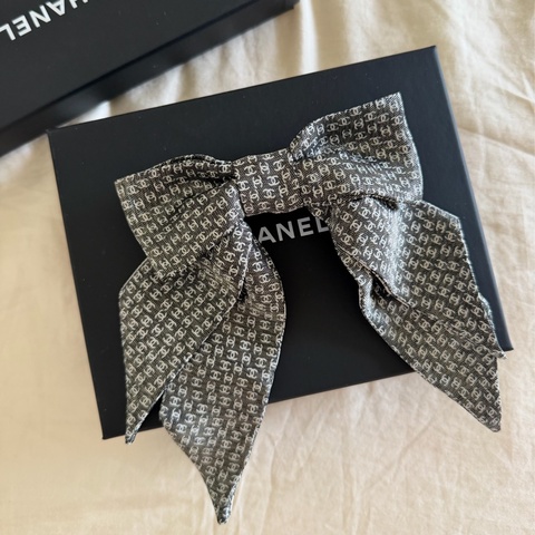 Chanel 25S 超美灰色logo雙面絲巾髮夾
