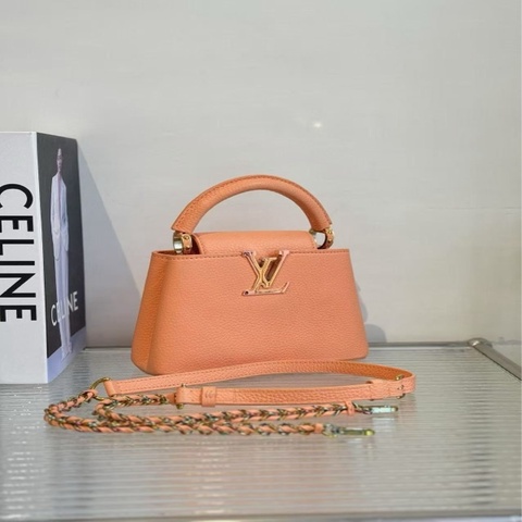 LOUIS VUITTON/路易威登 Capucines Mini 卡普幸可拆卸肩帶皮穿鍊設計單肩斜挎手提包迷你珊瑚橙色夏季限定馬卡龍橙色公主必備尺寸：19.5x13cm