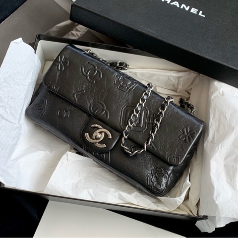 Chanel黑銀油蠟皮香水瓶浮雕CF單肩斜挎包 19開 約26cm。