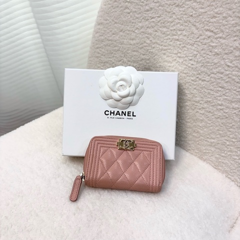 香奈兒Chanel淡粉色Boy金釦粒面牛皮ㄇ拉短夾A80602