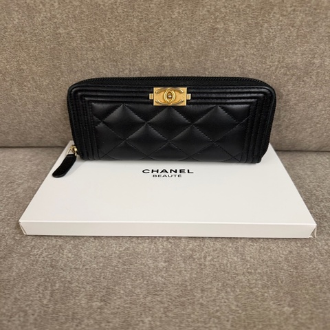 Chanel Boy 系列的黑色菱格紋長夾，配有經典的金色鎖扣。