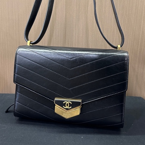 Chanel 香奈兒盾牌v紋包 黑色 金扣 香奈兒漢堡秀款 26開 無卡