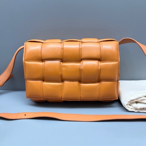 Bottega Veneta 葆蝶家 橙色編織Cassette枕頭包 尺寸26*17