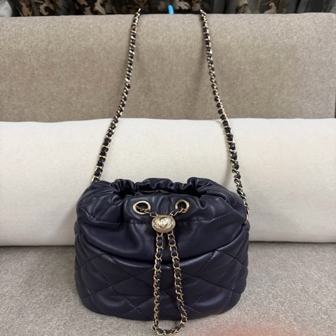 CHANEL 黑金菱格紋皮穿鍊抽繩水桶  深藍色  可議
