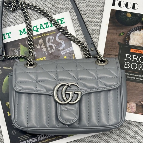 GUCCI/古馳 系列：Marmont 馬蒙22 迷你灰色雙G鏈條包單肩斜挎包 黑標036
