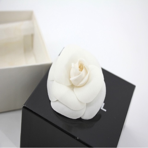 Chanel Vintage 81-85 絲綢白色山茶花胸針
