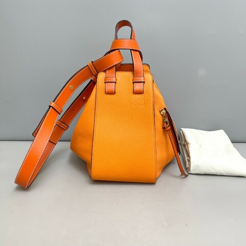 Loewe Hammock中號橘色荔枝紋吊床包