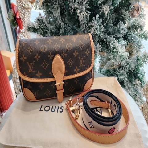 Louis Vuitton 路易威登 Diane法棍包 芯片款 經典老花 棕色拼牛皮 尺寸：24*9*15cm