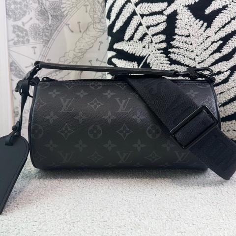 Louis Vuitton 路易威登 新款soft polochon黑武士字母圓筒包 芯片款 尺寸26.5x13 附件雙肩帶掛件塵袋 男女同款