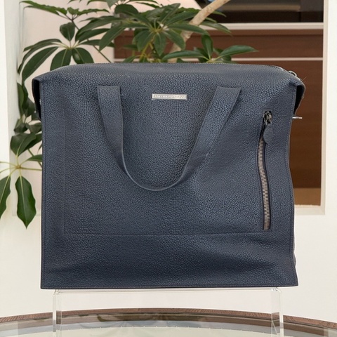 阿瑪尼Emporio Armani荔枝紋商務休閒包 有肩帶。