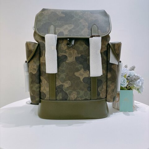 TW4979	Coach 蔻驰迷彩花紋後背包 Hitch Backpack Signature Green