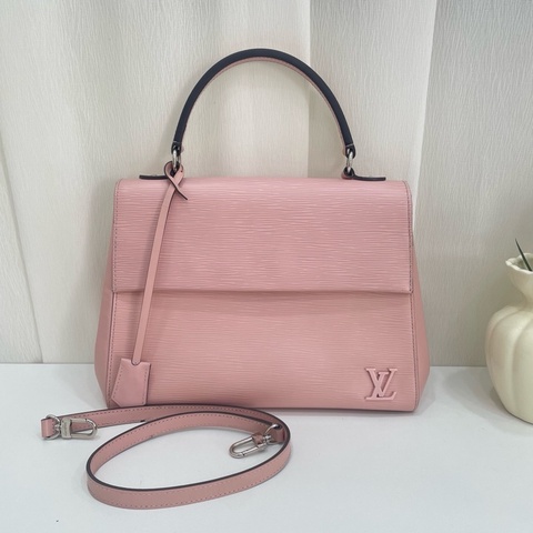 Louis Vuitton 路易威登Cluny BB 櫻花粉手提袋 Epi水波紋牛皮材質 配有可拆卸的長肩帶和頂部短手柄 支持手提 單肩或斜挎多種背法 尺寸：30*22.5*12 附件：皮牌  肩帶