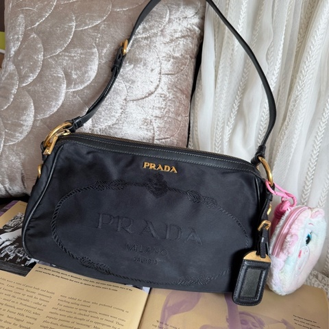 普拉達 PRADA 經典 復古 降落傘尼龍 刺繡尼龍腋下包 相機包 肩背包