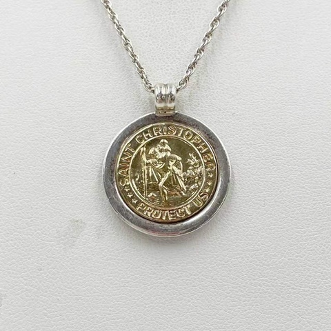 Tiffany & Co. 的經典復古作品——聖克里斯多福（Saint Christopher）雙色錢幣造型吊墜項鍊