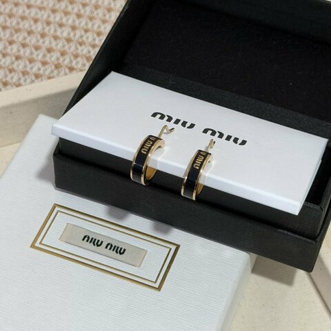 🏷️Miumiu 繆繆．Logo 字母搪瓷金屬圓弧針式耳環