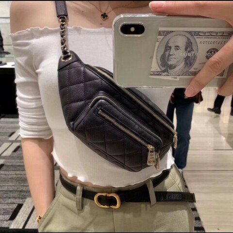 Chanel香奈兒 黑金炫彩人魚姬色菱格腰包胸包 13cm。