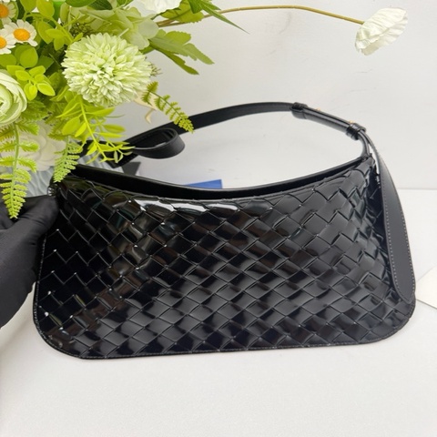 葆蝶家Bottega Veneta 黑色漆皮腋下包Wallace肩背包