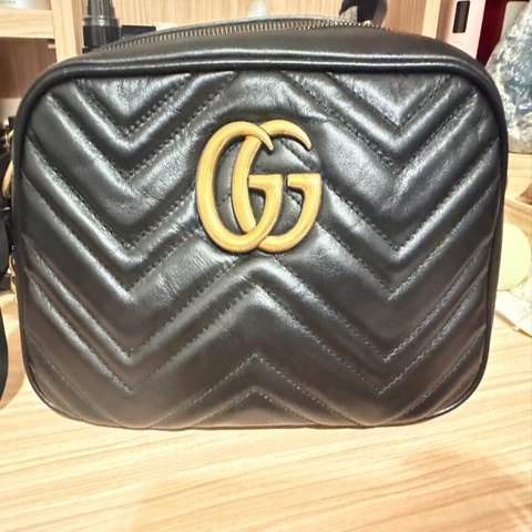 GUCCI GG Marmont 黑色相機包 金扣 24cm