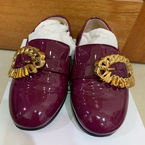 Moschino漆皮紫色樂福鞋