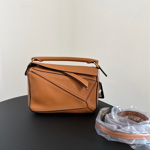 loewe羅意威金棕荔枝皮金扣puzzle mini
