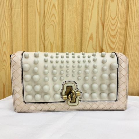 Bottega Veneta葆蝶家BV City Knot 鉚釘鏈條手拿斜挎包 復古做舊黃銅扭結鎖