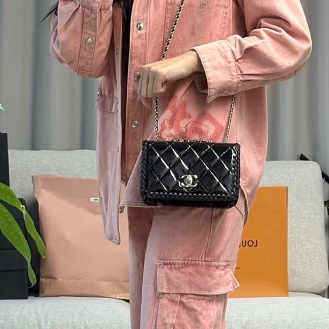 Chanel香奈兒23A荷葉邊編織黑金大Mini