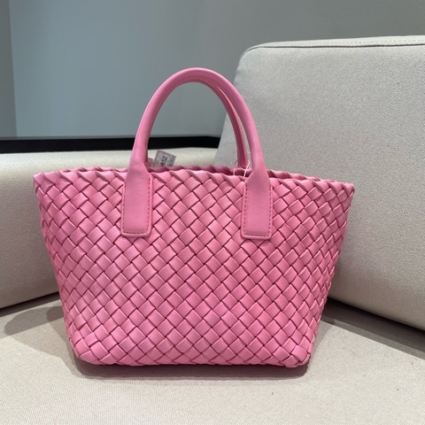 Bottega Veneta BV粉色編織菜籃子包。