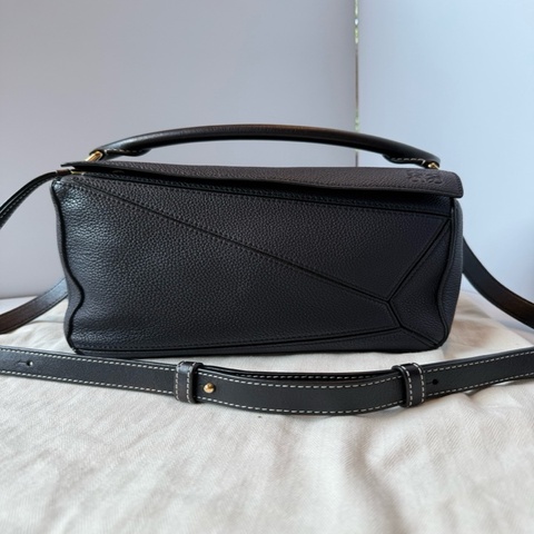 LOEWE 羅意威 幾何包 深藍色 配件：塵袋。