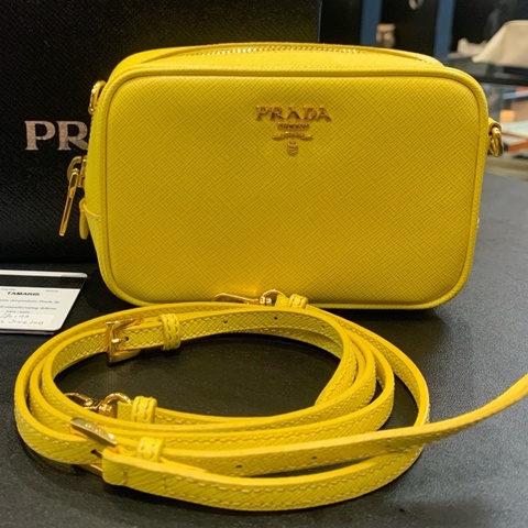 普拉達/Prada 黃色金扣十字紋迷你相機包
