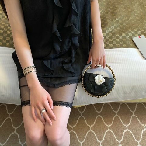 CHANEL 黑色金扣山茶花 皮穿鏈手拿小廢包 14*16*2 98新配件塵袋