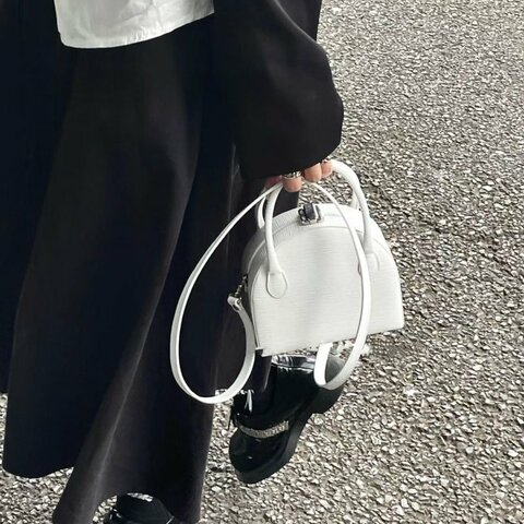 Fendi 白色水波紋 貝殼 盒子 手提包16*15*7cm 98新配件肩帶 塵袋