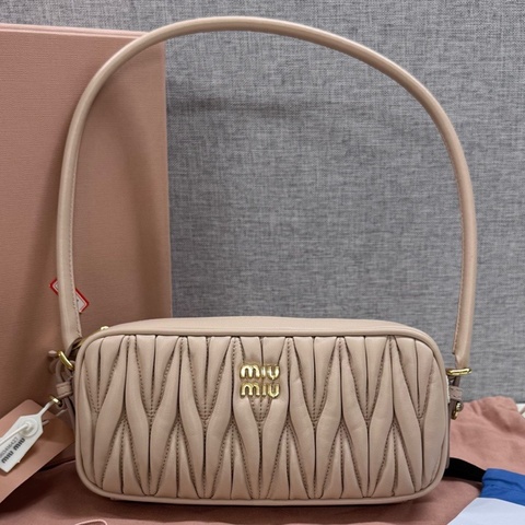 miumiu繆繆 粉色褶皺羊皮手提包 麻將包 單肩包 腋下包  尺寸：21*4*10cm 附件:塵袋