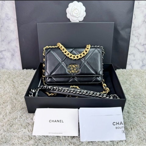 CHANEL 19系列經典雙CLOGO 菱格紋小羊皮仿舊鍊帶 WOC 手提包 斜背包（黑色）