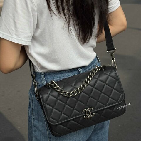 Y2102-CHANEL 黑牛皮復古銀扣下蓋手提斜背包A93533