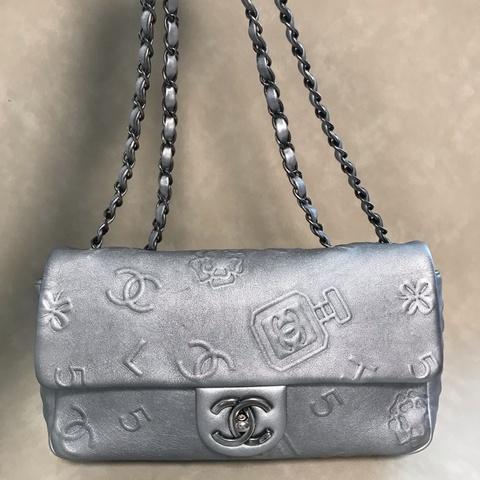 Chanel CF香水瓶浮雕法棍鏈條包 中號 銀色牛皮 五金鍊條做舊效果 尺寸約27*12。