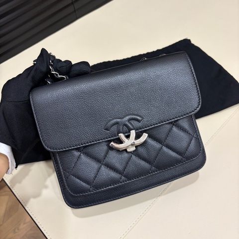 Chanel香奈兒17S黑銀鴛鴦扣荔枝紋牛皮古巴系列郵差包單肩包斜挎包