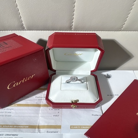 Cartier卡地亞 Destinee系列 PT950鉑金圍鑲鑽一克拉枕形鑽石戒指，52碼