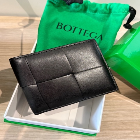 BV Cassette Bifold 黑色牛皮 經典大編織 短夾
