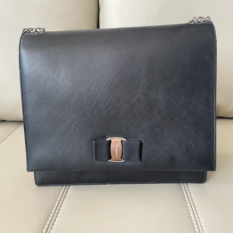 Salvatore Ferragamo (菲拉格慕) 的經典 Vara 蝴蝶結鏈帶翻蓋包