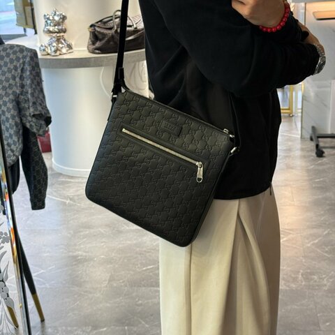 GUCCI 壓紋日字斜背包 黑色