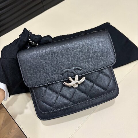 Chanel香奈兒17S黑銀鴛鴦扣荔枝紋牛皮古巴系列郵差包單肩包斜挎包