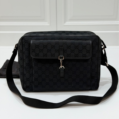 《仙闆名牌精品》GUCCI 黑色 緹花 銀釦 郵差包 斜背包 電腦包 肩背包