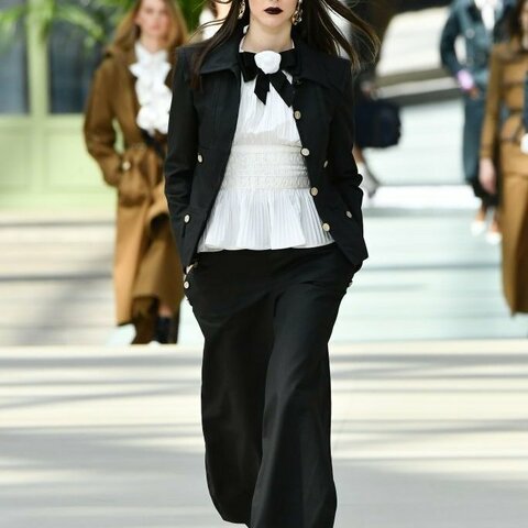 Chanel  2020 渡假系列走秀 First Look 帥氣風衣外套