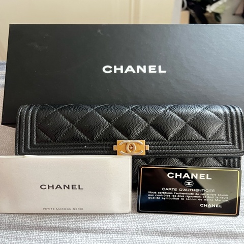 CHANEL 經典菱格紋／Caviar 皮、金色 CC 扣、翻蓋式長夾