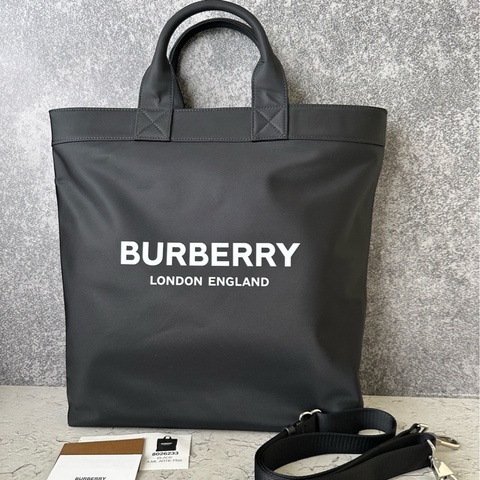 未使用 Burberry/博柏利 字母尼龍托特包 Burberry 帆布購物袋、BB字母托特 尺寸：35.5*40*12 附件：肩帶