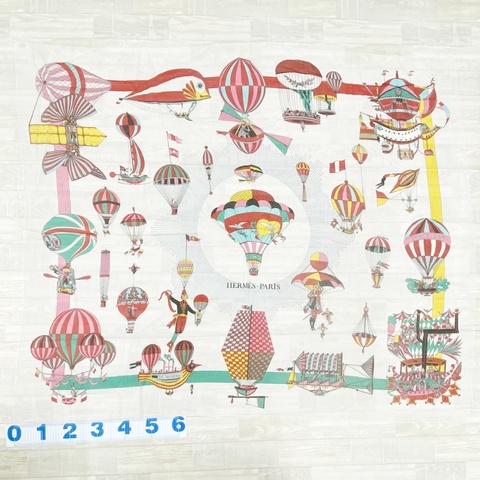 愛馬仕 (Hermès) 的 "Les Folies du Ciel"（天空的狂氣 / 諸神的天空）90公分雙面絲巾 Grade AB
