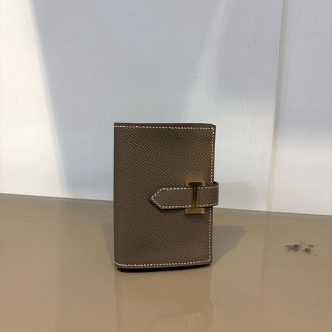 Hermes 大象灰Epsom皮Bearn金釦2卡卡包H080167