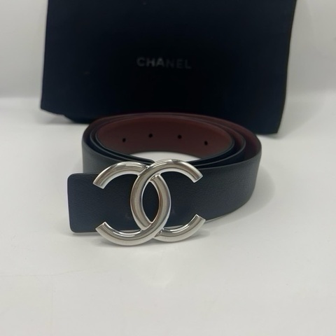 香奈儿Chanel经典款银色大logo双面腰带皮带尺寸	宽3cm长75/80/85/90cm，無盒無塵袋 （親，先單前，需跟客服要什麼尺寸）💕