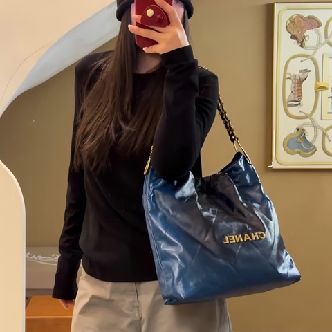 這個藍也太好看💙CHANEL 22 海軍藍金扣
